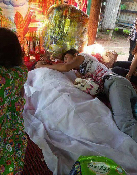 nhung dam cuoi co dau om chat chu re da qua doi lay nuoc mat cu dan mang - 8