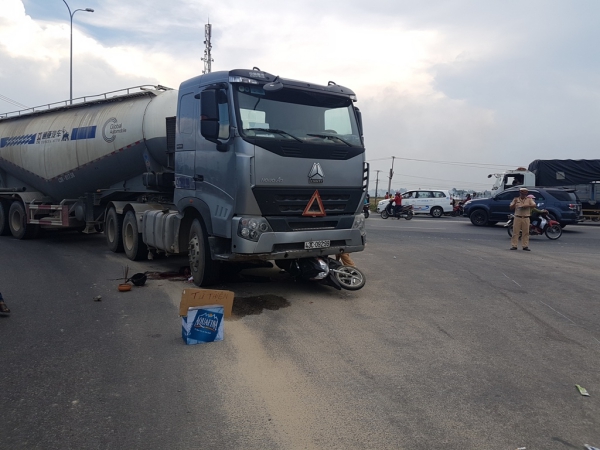 Va chạm với xe đầu kéo, 4 người trong gia đình thương vong