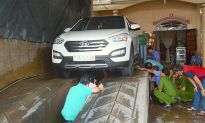 Thi thể người đàn ông bị kéo lê dưới gầm xe 50km, tài xế không hề hay biết