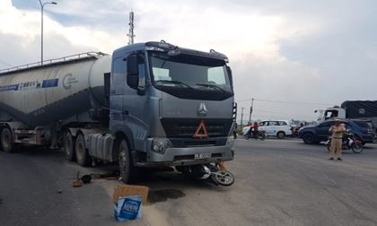 Va chạm với xe đầu kéo, 4 người trong gia đình thương vong