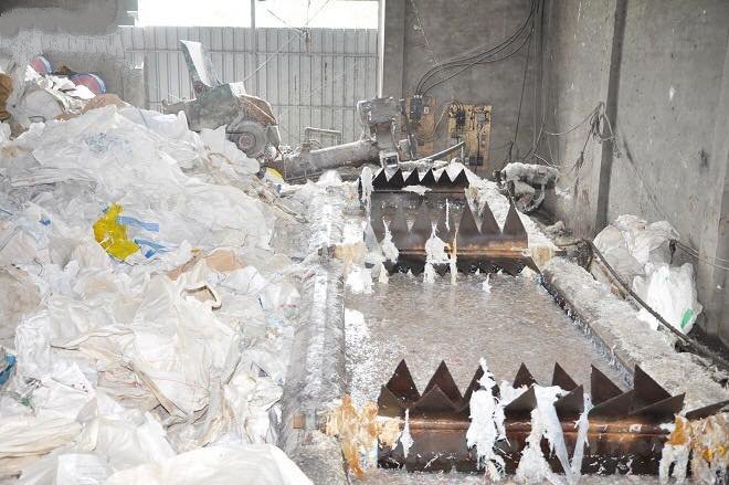 Hưng Yên: Một công nhân bị máy nghiền bao bì cuốn nát người