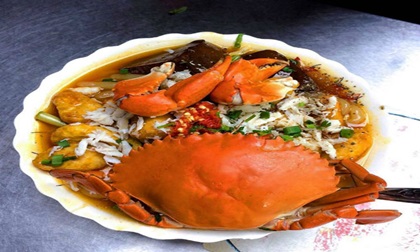 Bát bánh canh vỉa hè hơn 200.000 đồng khách sẵn sàng “móc hầu bao“