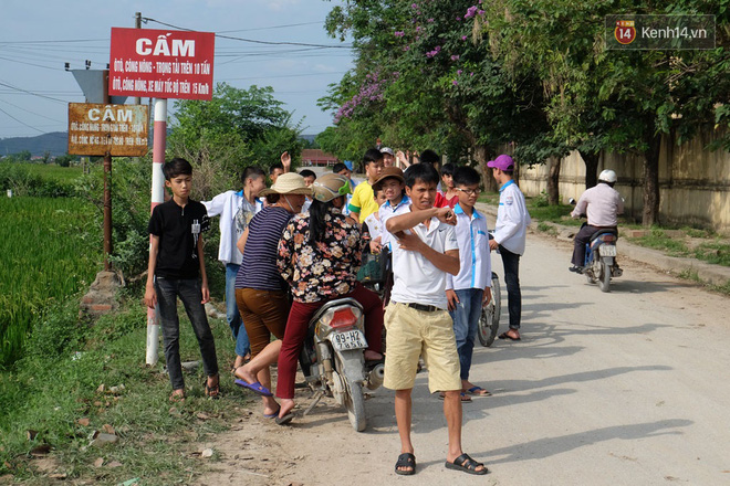 Tang thương bao trùm vùng quê nghèo nơi 3 học sinh bị xe Camry đâm tử vong - Ảnh 4. Tang thương bao trùm vùng quê nghèo nơi 3 học sinh bị xe Camry đâm tử vong - Ảnh 4.