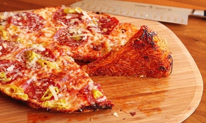 Đừng làm mì úp nữa, giờ phải làm pizza mì mới lạ và ngon