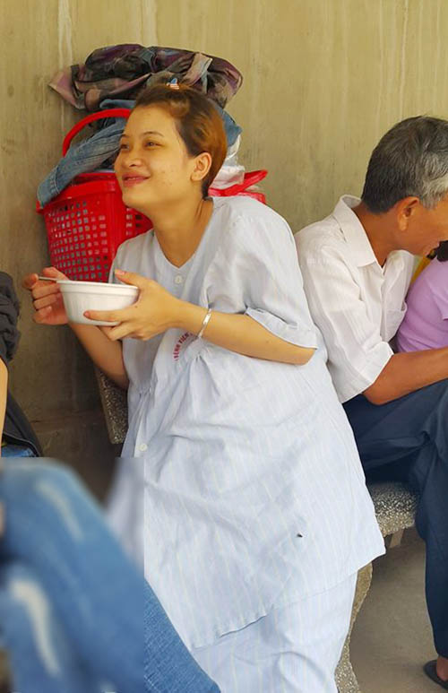 dang lam le cuoi, co dau bat ngo tro da sinh con, ca ho tuc toc di do de - 3