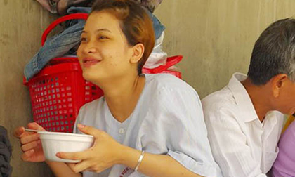 Đang làm lễ cưới, cô dâu bất ngờ trở dạ sinh con, cả họ tức tốc đi đỡ đẻ