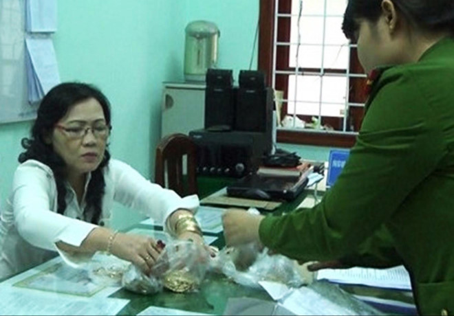 Trinh sat nhap vai lan theo dau vet ke chu muu trom 100 luong vang hinh anh 3