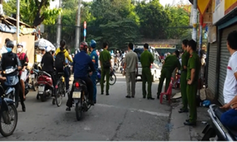 Chang trai tre bi bo ban gai dam guc vi dam hon con gai ong giua duong