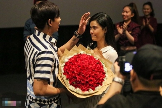 Bất ngờ hơn khi cả Tim và Trương Quỳnh Anh đều im lặng và liên tục đăng tải hình ảnh hạnh phúc trên trang cá nhân. Đến tháng 8/2016, Tim đã bí mật tổ chức buổi cầu hôn Trương Quỳnh Anh tại một rạp chiếu phim khiến Trương Quỳnh Anh bật khóc vì hạnh phúc.