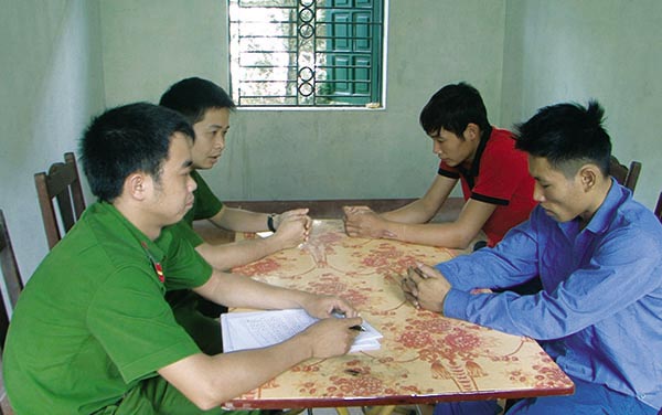 nghet tho giai cuu 2 chau be khoi bi ke buon ma tuy bat lam con tin hinh anh 1