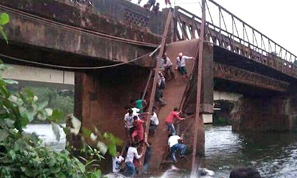 Sập cầu, ít nhất 2 người chết, 30 người mất tích