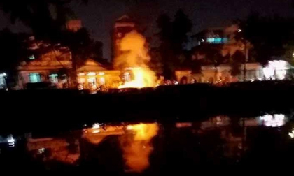 Người đàn ông bốc cháy trong đêm, nghi tự thiêu