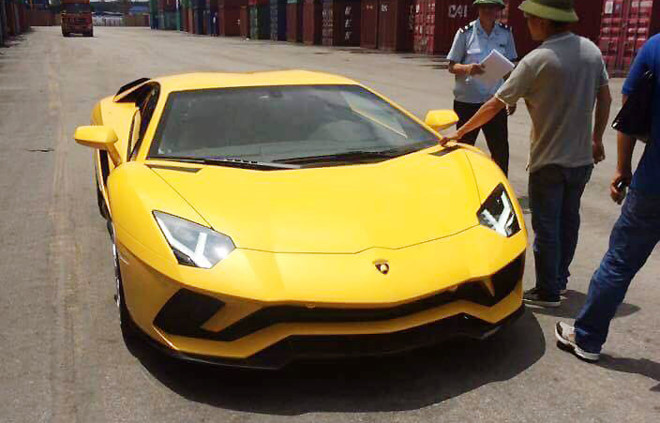 Siêu xe Lamborghini Aventador S đầu tiên về Việt Nam - Ảnh 1.