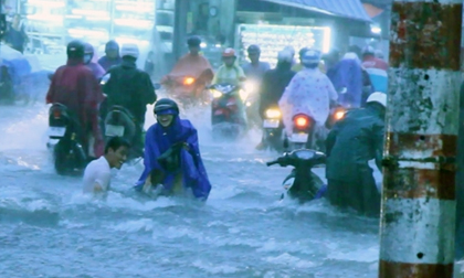 Sài Gòn ngập nặng, dân bì bõm lội nước về nhà
