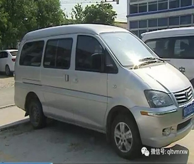 be trai 4 tuoi tu vong vi bi bo quen trong xe o to suot 9 gio dong ho - 2