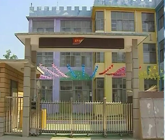 be trai 4 tuoi tu vong vi bi bo quen trong xe o to suot 9 gio dong ho - 1