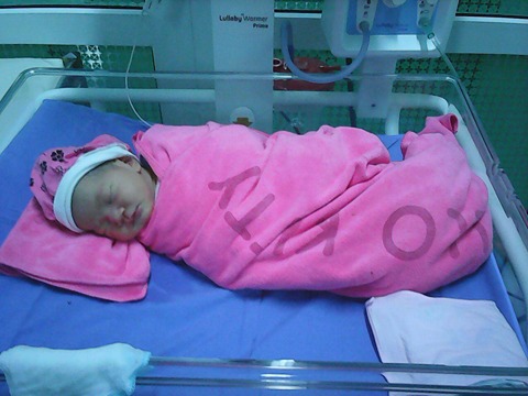 be gai xinh dep nang 3,3kg bi me bo roi sau khi sinh tai benh vien - 1