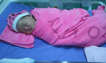 Bé gái xinh đẹp nặng 3,3kg bị mẹ bỏ rơi sau khi sinh tại bệnh viện