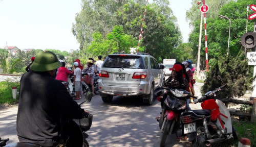 co gai tre de lai so dien thoai cua gia dinh roi bat ngo nhay xuong song tu van - 1