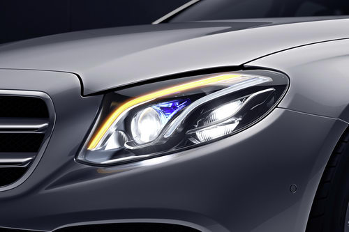mercedes ra mat e250 va e300 lap rap tai viet nam hinh anh 3