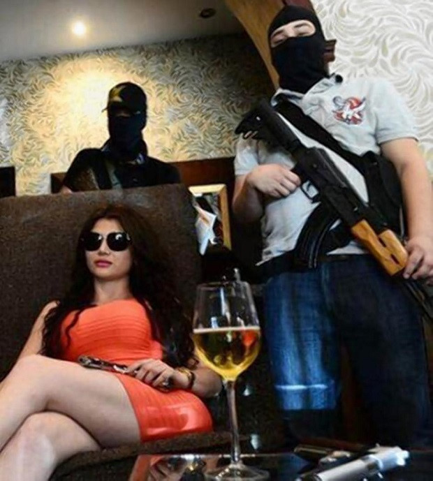 Choáng với cuộc sống thác loạn của bà trùm mafia sexy nhất thế giới - 3