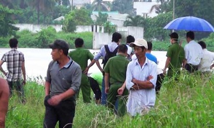 Xác người đàn ông đầu đội nón bảo hiểm ẩn hiện trong đám lục bình