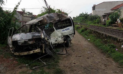 Tàu hỏa kéo lê ôtô 16 chỗ đi xa 200 m, bốc cháy trên đường ray