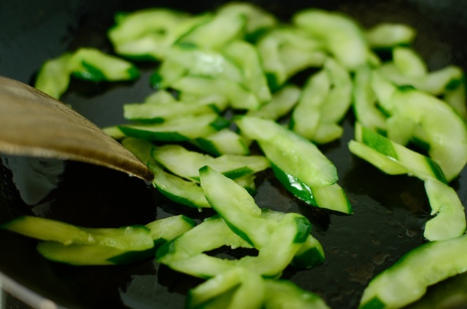 cach lam dua chuot xao thit bo la mieng, hap dan hinh anh 3