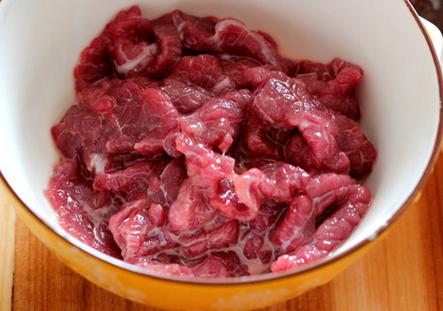 cach lam dua chuot xao thit bo la mieng, hap dan hinh anh 1