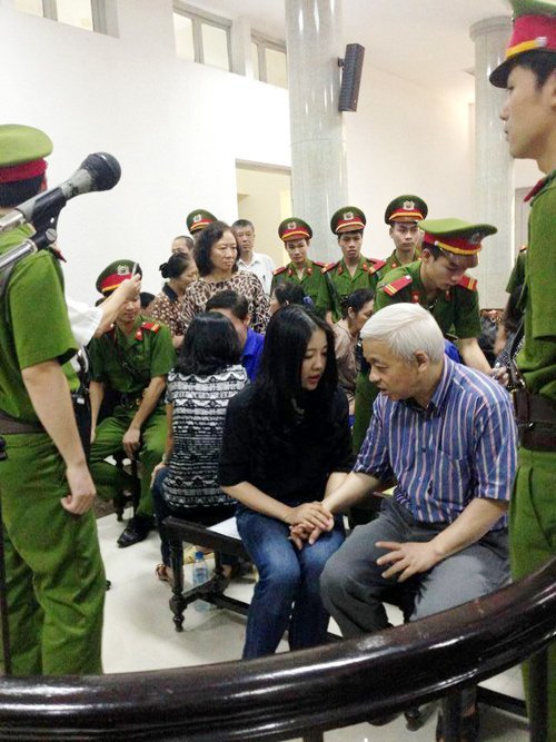 Trong giây phút ngắn ngủi được gặp chồng ở tòa sau 21 tháng xa cách, bà Đặng Ngọc Lan luôn ngồi sát và nắm chặt tay bầu Kiên. Khi được tòa hỏi, bà chỉ nhẹ nhàng cho biết luôn tin tưởng chồng mình. Ảnh Internet