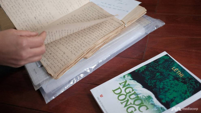 Cụ Thi xuất bản cuốn tiểu thuyết dài 600 có tựa đề 'Ngược dòng' vào năm 2010. Đây là cuốn truyện tự sự về chính cuộc đời mình, do cụ tự tay đánh máy trong hai năm. Ảnh: Mediacorp.