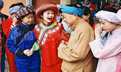 Khóc suốt 30 ngày hay kết hôn với chó... đây là những tục lệ kết hôn lạ lùng nhất thế giới