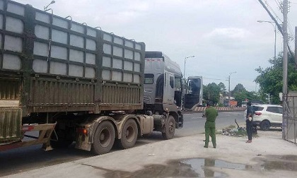 Tài xế trình báo bị khống chế bằng súng, cướp 27 tấn bã đậu