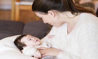 Mẹ nào đang áp dụng lịch trình ăn - chơi - ngủ cho trẻ sơ sinh bú mẹ thì cần suy nghĩ lại ngay