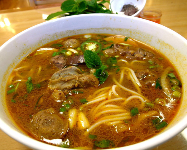 hai hung 'cong nghe' tam hoa chat mon bun bo, my soi, xuc xich - 1