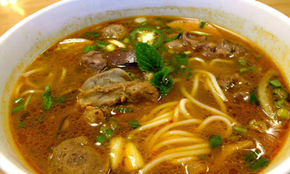 Hãi hùng 'công nghệ' tẩm hóa chất món bún bò, mỳ sợi, xúc xích