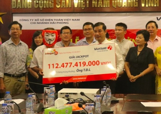 Người trúng jackpot 112 tỉ của Vietlott bất ngờ xuất hiện - 1