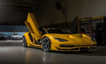 Cận cảnh siêu phẩm Lamborghini Centenario màu vàng rực tại Mỹ