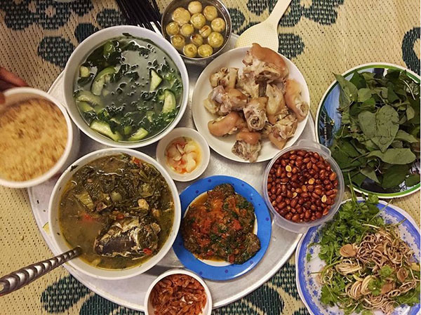 den nha ban trai, co gai chi viec ngoi choi, duoc nguoi yeu tiep dai mam com nhu 