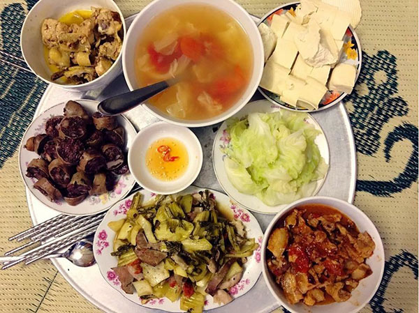 den nha ban trai, co gai chi viec ngoi choi, duoc nguoi yeu tiep dai mam com nhu 