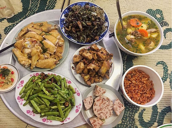 den nha ban trai, co gai chi viec ngoi choi, duoc nguoi yeu tiep dai mam com nhu 