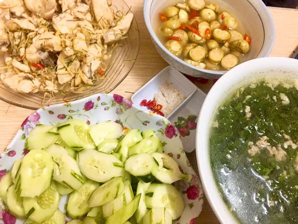 den nha ban trai, co gai chi viec ngoi choi, duoc nguoi yeu tiep dai mam com nhu 
