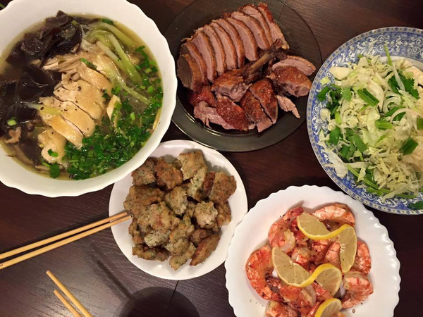 den nha ban trai, co gai chi viec ngoi choi, duoc nguoi yeu tiep dai mam com nhu 