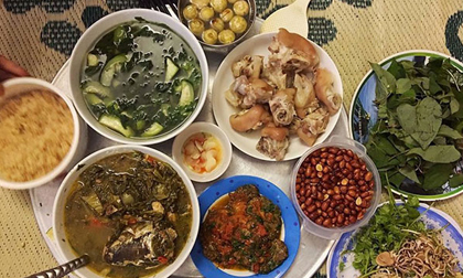 Đến nhà bạn trai, cô gái chỉ việc ngồi chơi, được người yêu tiếp đãi mâm cơm như 'bà hoàng'