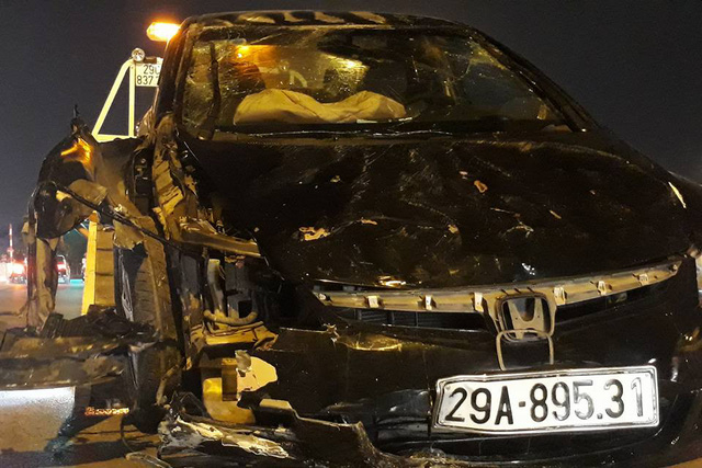 ha noi: xe “dien” gay tai nan lien hoan tren pho nguyen khanh toan - 1