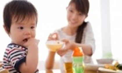 Các mẹ hãy đọc để biết cách chăm sóc trẻ biếng ăn do trời nắng nóng