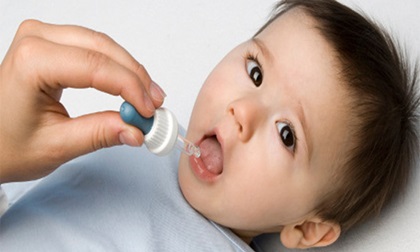 Những sai lầm của mẹ khi cho con uống thuốc khiến bệnh thêm nặng