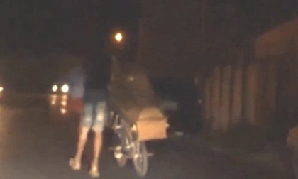 Chàng trai đào mộ anh trai lên rồi chở quan tào dạo phố, lý do khiến ai cũng xót xa