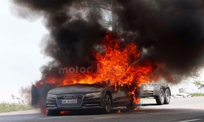 Xe sang Audi A7 2019 bốc cháy ngùn ngụt trên đường thử