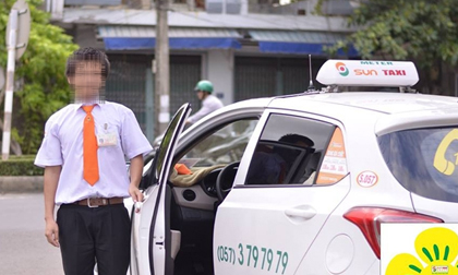 Dí dao bầu vào cổ tài xế dọa giết để cướp taxi